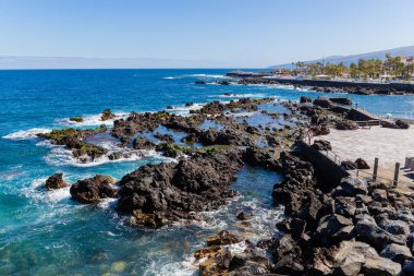 Puerto de la Cruz, Tenerife, İspanya - 9 Nisan 2022, Porto de la Cruz 'da tropikal Kanarya bitki örtüsüyle gezinti güvertesi, Tenerife, Kanarya Adaları