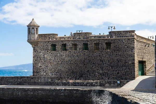 Puerto de la Cruz, Tenerife, İspanya - 9 Nisan 2022, Porto de la Cruz 'da tropikal Kanarya bitki örtüsüyle gezinti güvertesi, Tenerife, Kanarya Adaları