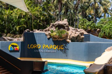 Puerto de la Cruz, Tenerife, İspanya - 10 Nisan 2022, Loro Parque, Sahnenin duvarında gösteriler için hayvan mesajı.