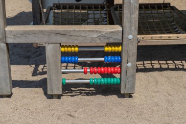 Berlin-Treptow, Almanya - 21 Mayıs 2022: Bir çocuk oyun parkının parçası, yakın plan, metin için alan.