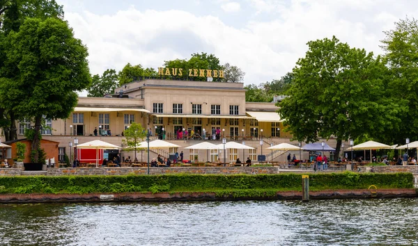 Berlin, Almanya - 21 Mayıs 2022: Zenner, Spree üzerinde bir terası ve popüler bir durağı olan bir restoran ve bira bahçesidir..