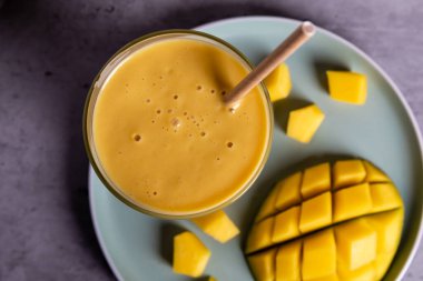 Hint kokteyli, mango Lassi içkisi tepside bal, üst manzara, kopyalama alanı