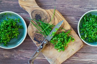 Taze ve baharatlı maydanoz ve kesme tahtasında soğan, üst görüş, kopyalama alanı