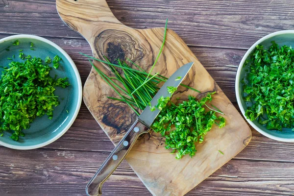 Fresh Chopped Spicy Parsley Chives Herbs Cutting Board Top View Imágenes De Stock Sin Royalties Gratis