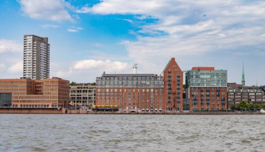 Hamburg, Almanya - 25 Temmuz 2022, Alster - tersaneleri, vinçleri, lojistik tesisleri ve Almanya Hamburg 'dan habercileri olan liman. Sudan görüntüle, boşluğu kopyala.