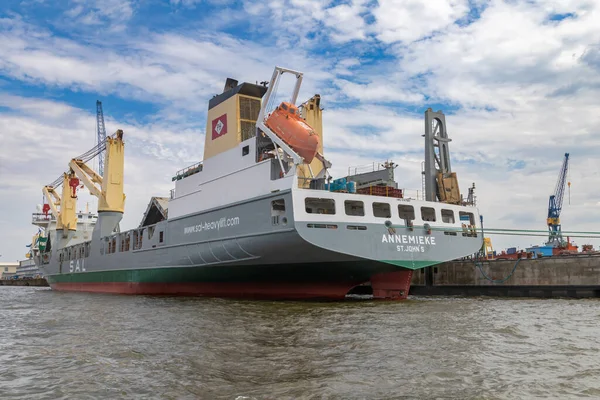 Hamburg, Almanya - 25 Temmuz 2022, Alster - tersaneleri, vinçleri, lojistik tesisleri ve Almanya Hamburg 'dan habercileri olan liman. Sudan görüntüle, boşluğu kopyala.