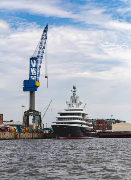Hamburgo Alemania Julio 2022 Alster Puerto Con Astilleros Grúas Instalaciones —  Fotos de Stock