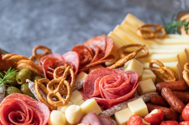 Tahtada jambon, salam, peynir, kraker ve zeytin var. Boşluğu kopyala