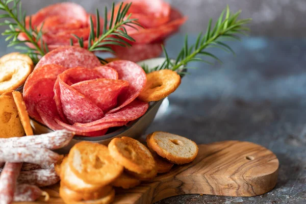 Tahtada jambon, salam, kraker ve zeytin kesme tahtası. Boşluğu kopyala