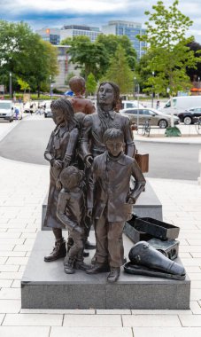 HAMBURG, GERMANY - 23 Temmuz 2022: Frank Meisler 'in Dammtor İstasyonundaki Çocuk Taşımacılığı Anıtı.