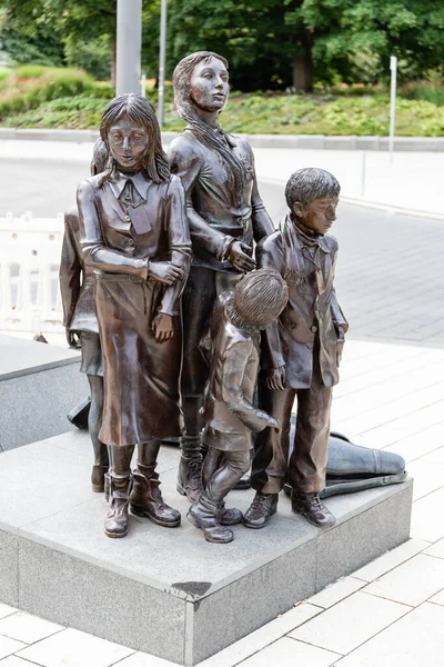 ハンブルク ドイツ 2022年7月23日 第三帝国 からのほとんどのユダヤ人の子供たちの救助活動を記念して ダンマー駅でフランク マイスラーによる幼稚園輸送記念碑 — ストック写真