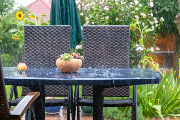 Bahçe Masasında Sulu Seramik Demlik Yaz Yağmurunda Verandada Stok Fotoğraf