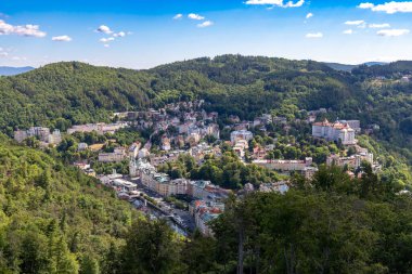 Karlovy Vary, Çek Cumhuriyeti - 7 Ağustos 2022: Diana Watchtower 'dan Karlovy Vary şehrinin manzarası, Çek Cumhuriyeti' nin batısındaki Karlovy Vary kentinde bir gözcü kulesi.