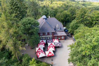 Karlovy Vary, Çek Cumhuriyeti - 7 Ağustos 2022: Diana Watchtower ve Karlovy Vary Spa Town Restoranı, Batı Bohemya, Çek Cumhuriyeti. Ünlü tarihi kaynaklar, CR 'da en çok ziyaret edilen yerler..