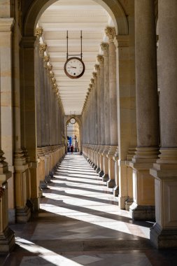 Karlovy Vary-Karlsbad, Çek Cumhuriyeti - 7 Ağustos 2022, Mill Colonnade 'in iç görünümü