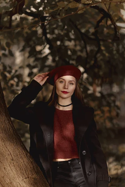 Close Portrait Attractive Girl Red Lips Posing Woods Wearing Baret — Zdjęcie stockowe