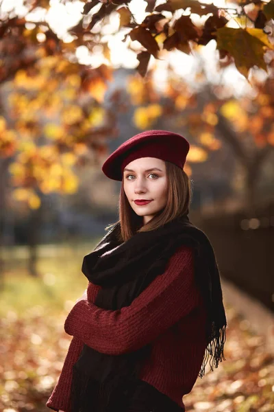 Portrait French Girl Autumn Park Looking Distance Wearing French Beret — Zdjęcie stockowe