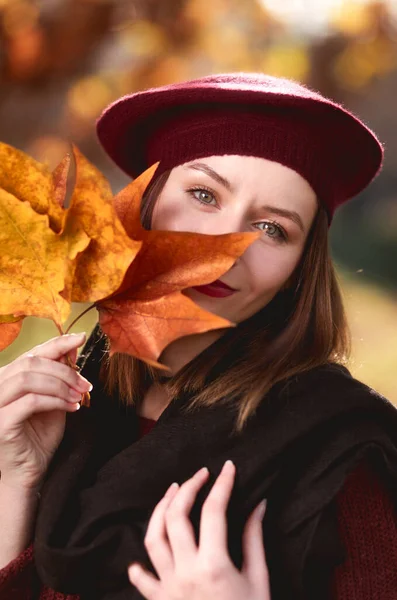 Closeup Portrait Attractive Girl Holding Her Hands Yellow Maple Leaves — Stock fotografie