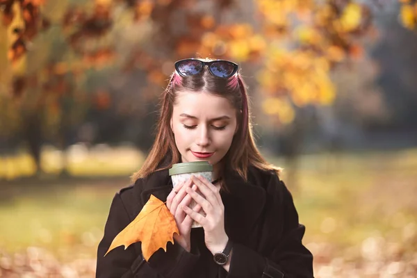 Attractive Young Girl Chilling Park Cup Coffee Holding Maple Leaf — Zdjęcie stockowe