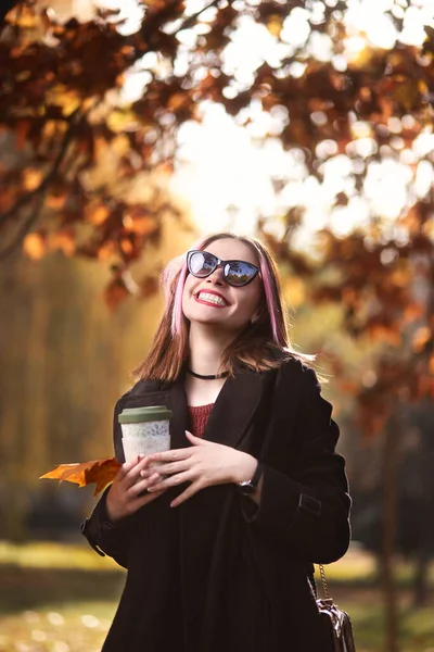 Portrait Smiling Girl Sunglasses Bag Autumn Park Holding Coffee — Zdjęcie stockowe