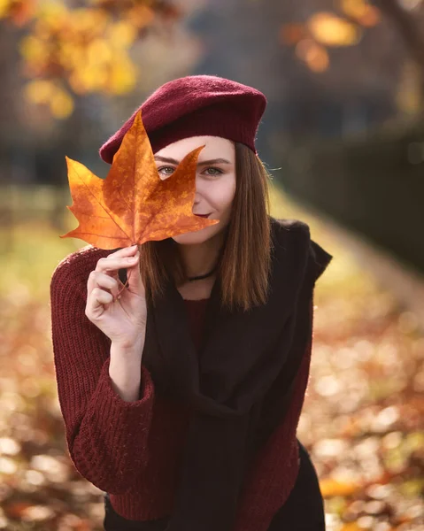 Girl Wearing Beret Posing Park While Holding Maple Leaf Covers — Zdjęcie stockowe