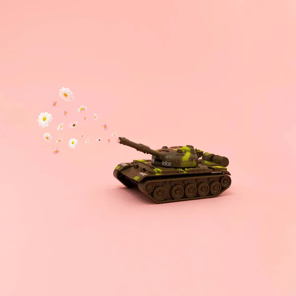 Small Military Camouflaged Tank Shoots Multi Colored Flowers Pink Light — Foto de Stock