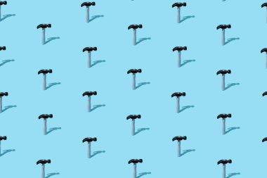 Bir çok çekiç mavi pastel arka planda izometrik ızgara şeklinde. En küçük sanat konsepti.