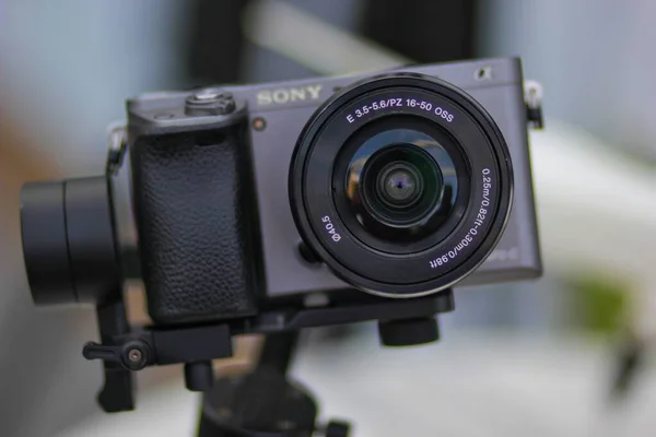 Nahaufnahme Einer Kamera Und Eines Digitalen Tablets — Stockfoto