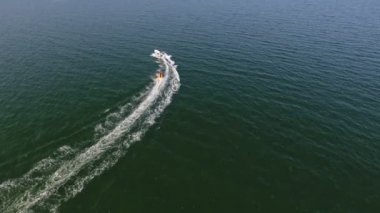 Karadeniz 'de yaz aylarında turistlerle dolu sarı bir halka çizen motorlu yelkenli, Karadeniz' de mutlu insanlarla dolu sarı halkayı çekerek yazın güneşli bir günde köpüklü sular bırakıyor..