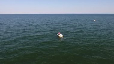 Karadeniz 'de üç kişilik turistik bir teknenin havadan çekilmiş görüntüsü Neşeli kuş bakışı beyaz bir turistik botun üzerinde yüzen sizlerle birlikte Karadeniz' in sakin dalgalarıyla yazın güneşli bir gününde.