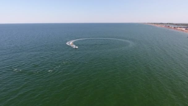 Vzduch Motorového Člunu Otáčení Žlutým Prstenem Lidmi Černém Moři Létě — Stock video