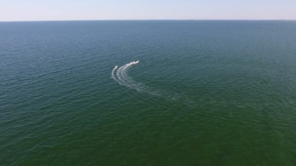 Karadeniz Turistlerle Dolu Büyük Bir Halkayı Çeken Sürat Teknesinin Havası — Stok video