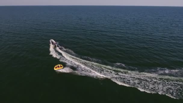 Flygfoto Uppblåsbar Ring Med Människor Dras Motorbåt Svarta Havet Trevlig — Stockvideo