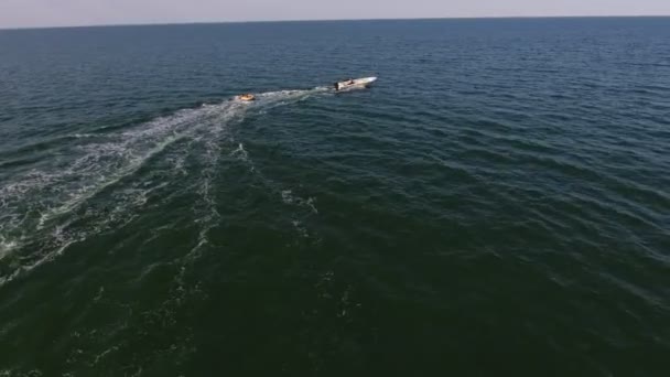 Flygfoto Turistiska Ringen Med Turister Dras Motorbåt Svarta Havet Hilarious — Stockvideo