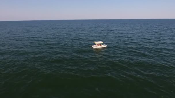 Воздушный Кадр Туристического Плота Тремя Людьми Борту Черном Море Волн — стоковое видео