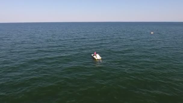 Foto Aérea Barco Turístico Con Tres Personas Bordo Mar Negro — Vídeos de Stock