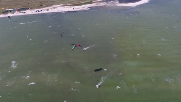 Flygfoto Två Personer Vindsurfing Vid Svarta Havets Strand Solig Daty — Stockvideo