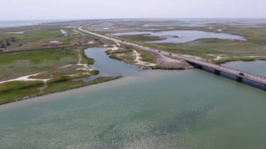Arap okunun uzun bir köprüsü ve hareket halindeki arabaların modern ve uzun bir köprüyle Arap okunun şaşırtıcı kuş bakışı görüntüsü ve güneşli bir yaz gününde hızla hareket eden otomobillerin görüntüsü. Karadeniz kıyısında..