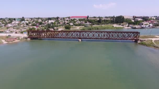 Εναέρια Λήψη Μιας Ευθείας Μεταλλικής Γέφυρας Στο Arabat Βέλος Σπίτια — Αρχείο Βίντεο