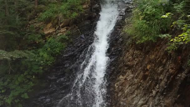 Leuchtender Wasserfall Der Einem Sonnigen Sommertag Einen Steilen Grünen Hügel — Stockvideo