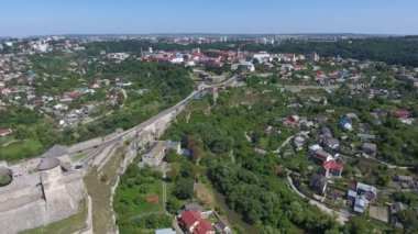 Güneşli bir günde, Karpatlar 'da otoban otobanı görüntüsü muhteşem bir kuşun Karpat Dağları' ndaki özel evler, parklar, çimenler ve güneşli bir sonbahar gününde arabaları hareket ettirmesi.