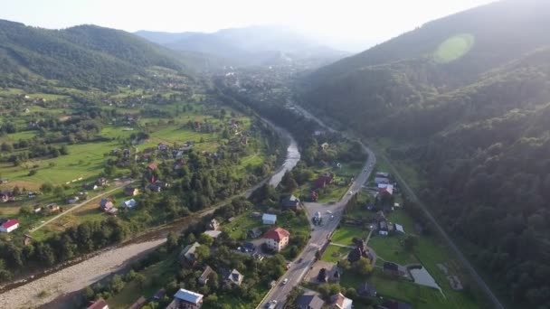 Foto Aérea Lecho Cuatro Carriles Lecho Río Que Corre Valle — Vídeo de stock