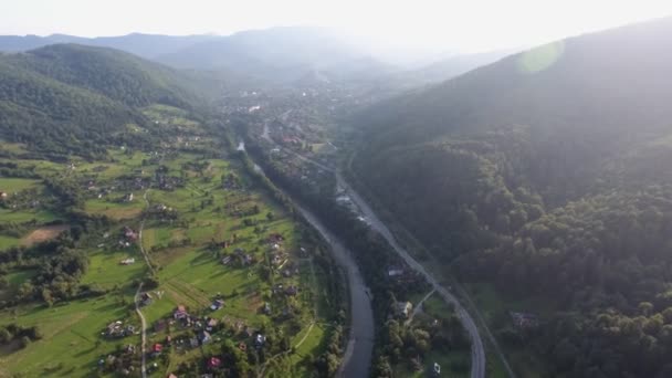 Flygfoto Motorväg Och Flodbädd Går Genom Karpatisk Dal Sommaren Imponerande — Stockvideo