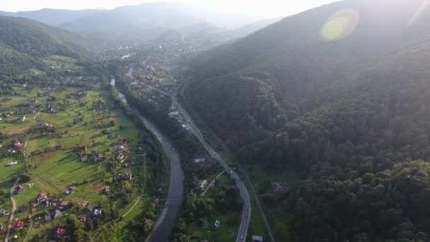 Αεροφωτογραφία Ενός Αυτοκινητόδρομου Και Ποταμού Που Διέρχεται Από Μια Κοιλάδα — Αρχείο Βίντεο