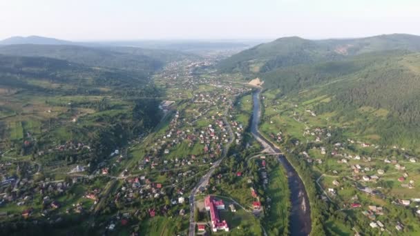 Luchtfoto Van Een Slanke Rivier Die Zomer Door Een Karpaten — Stockvideo