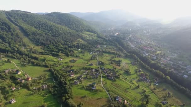 Vue Aérienne Une Vallée Herbeuse Avec Une Rivière Des Maisons — Video