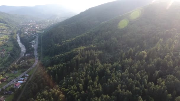 Tiro Aéreo Uma Montanha Verde Vale Com Rodovia Rio Verão — Vídeo de Stock