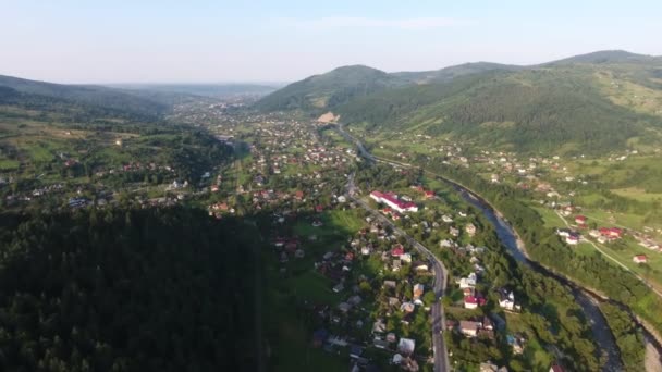 Luchtfoto Van Een Snelweg Met Auto Een Rivier Karpaten Een — Stockvideo