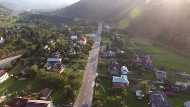 카르파티아 인들이 자동차를 도로를 날면서 카르파티아 산맥에 현대식 고속도로 가을에 — 비디오