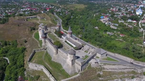 Luftaufnahme Der Mittelalterlichen Burg Mit Den Felsigen Türmen Den Karpaten — Stockvideo